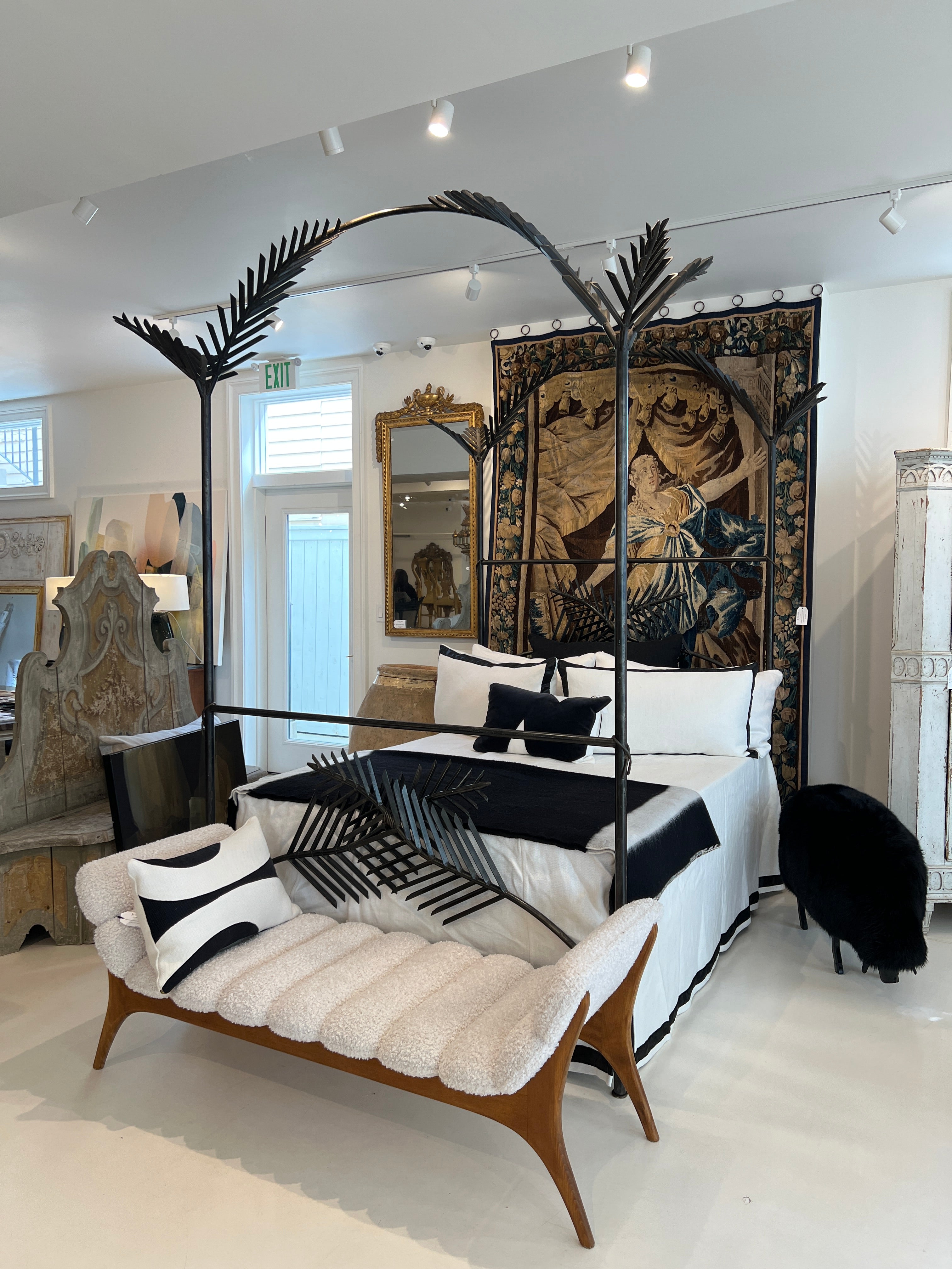 Mario Villa Palm Bed - Queen