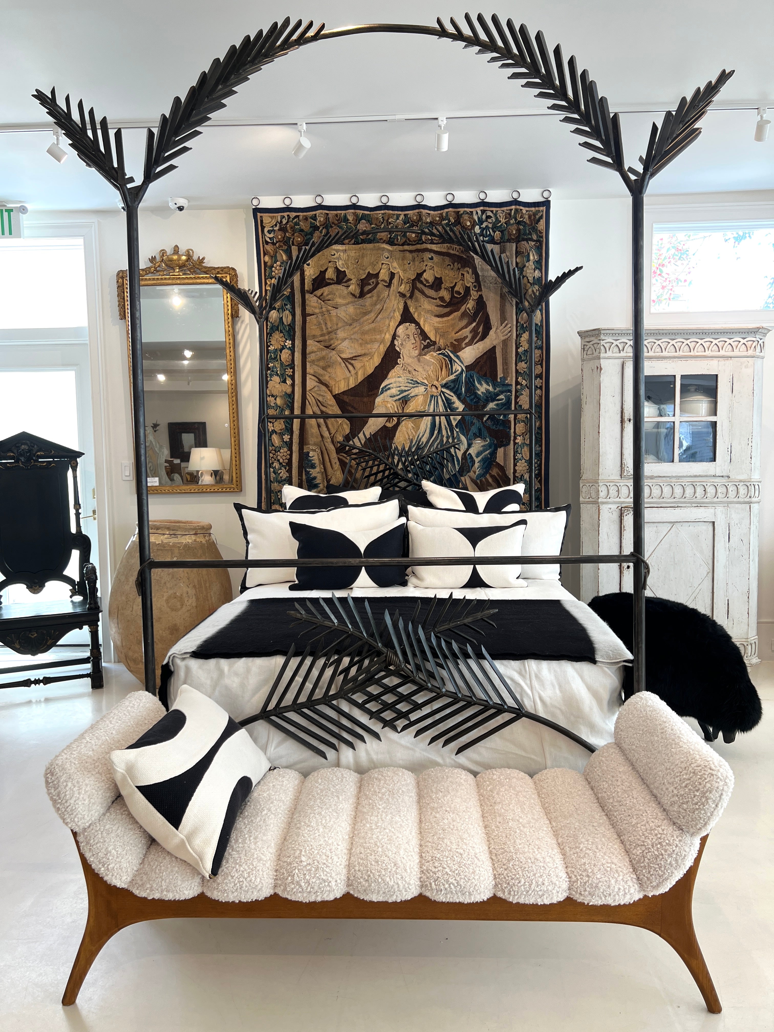 Mario Villa Palm Bed - Queen