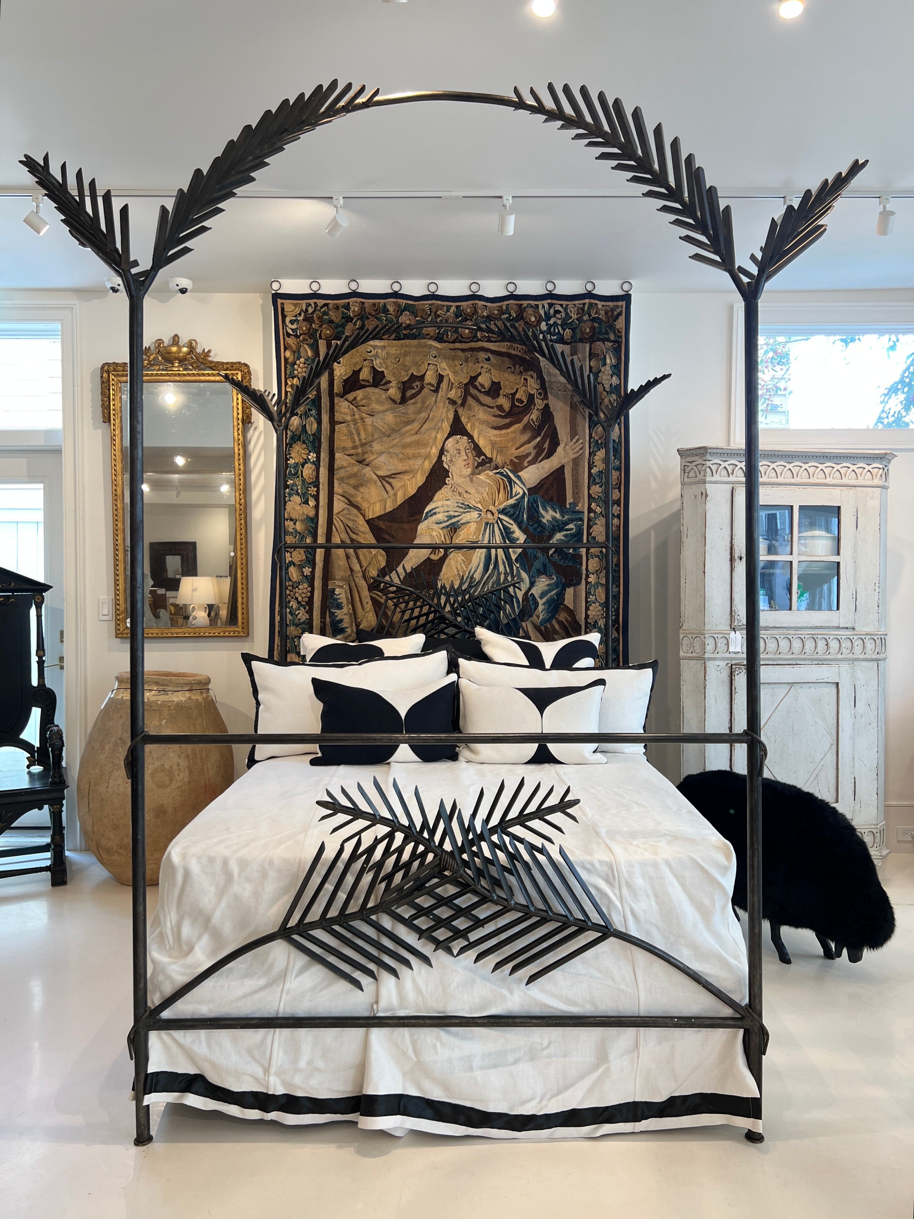 Mario Villa Palm Bed - Queen