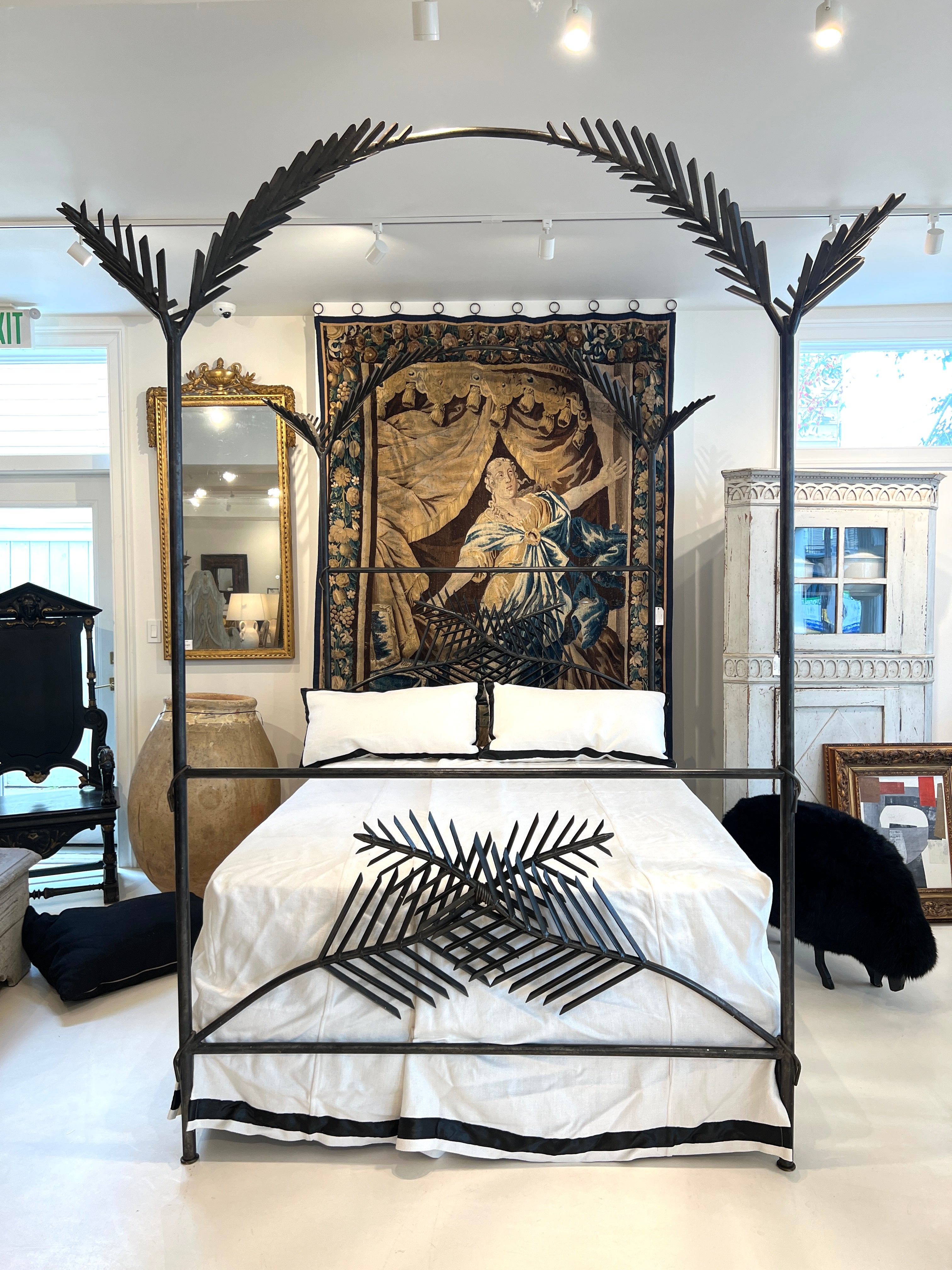 Mario Villa Palm Bed - Queen